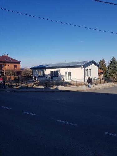 IMG-79ef6c1e9f2c6bf4da0d46222284dff7-V